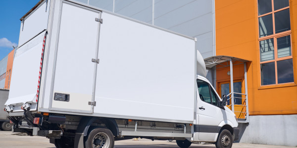 Renting Flotas Vehículos para Empresas / Autónomos Monflorite-Lascasas · Vehículos Especializados: refrigerados, plantaforma de carga, vehículos con grúas